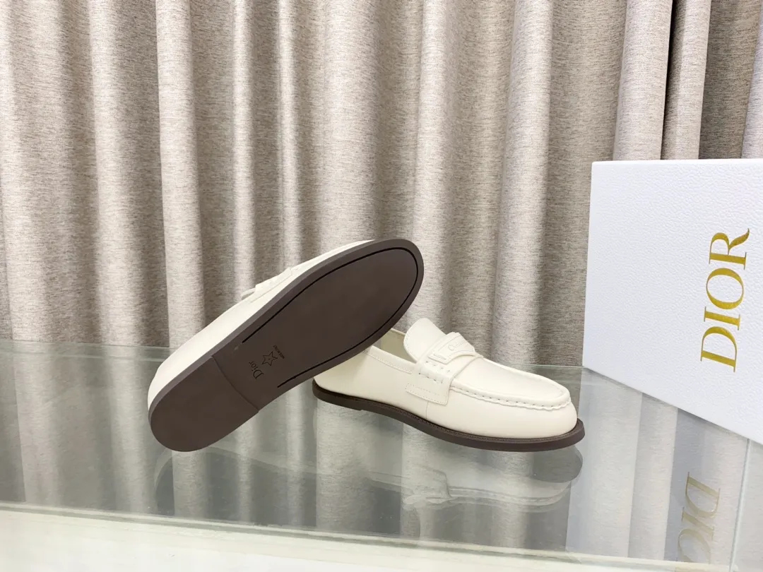 👟👟Ex-factory price 660👟👟 25Ss new Dior Boy loafers This Dior Boy loafer is a new product in the 2024 winter ready-to-wear series. It incorporates Dior's extraordinary craftsmanship and reinterprets the classic loafer design. Crafted from materials including suede and lambskin, it's enhanced with an integrated white fur lining and features a gold-tone Christian Dior Paris signature on the front leather tab. Paired with rubber soles, soft and comfortable. Upper: cowhide, inner padding: comfortable sheepskin, sole: rubber sole, size: 35-39 (40 customized, non-refundable)